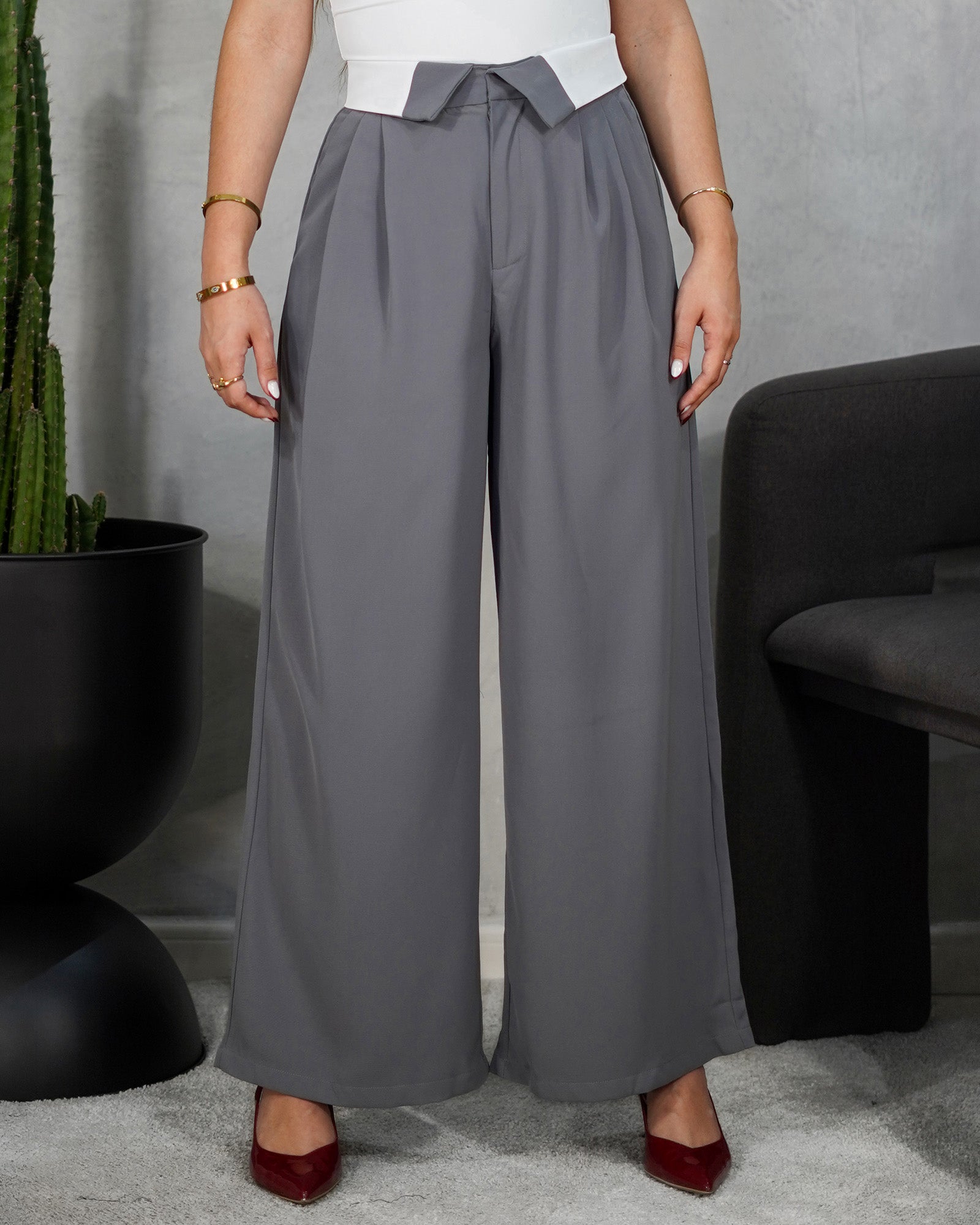 Pantalón con solapa blanca en la cintura