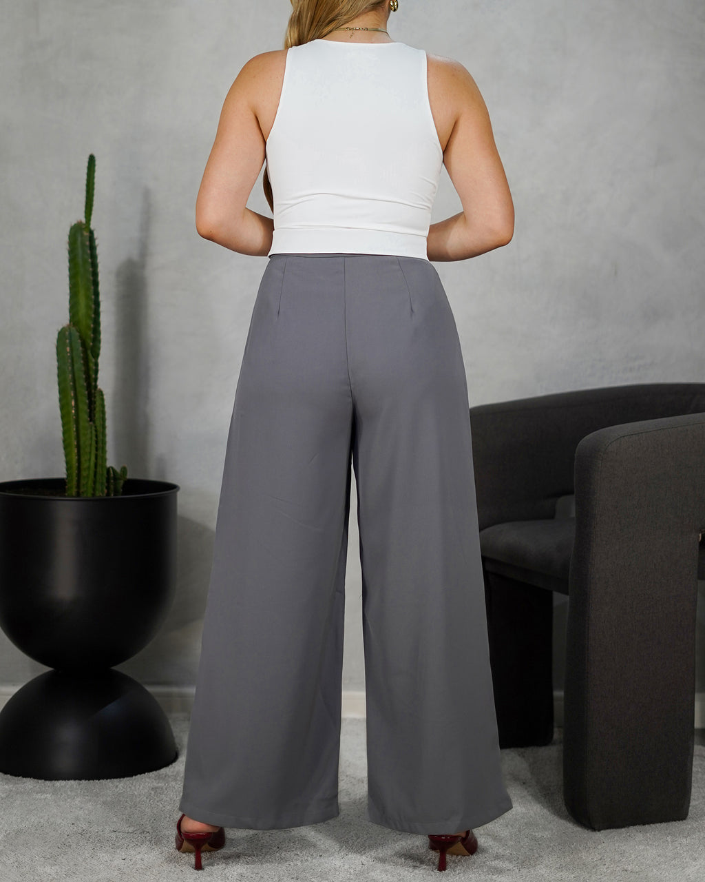 Pantalón con solapa blanca en la cintura