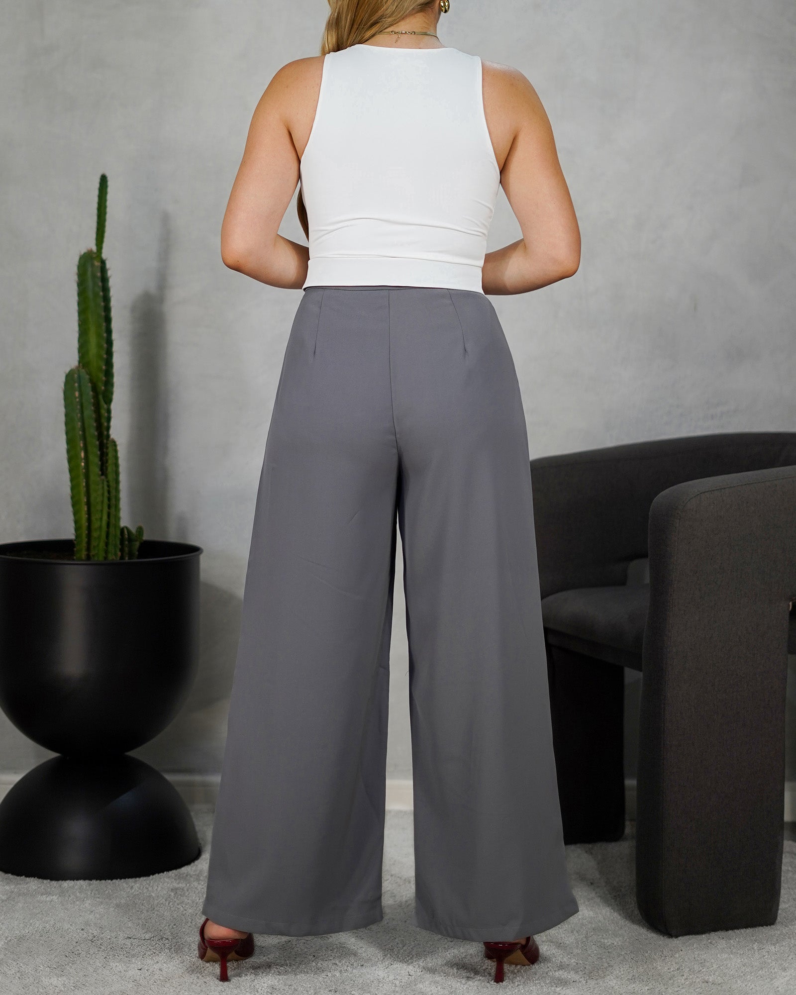 Pantalón con solapa blanca en la cintura