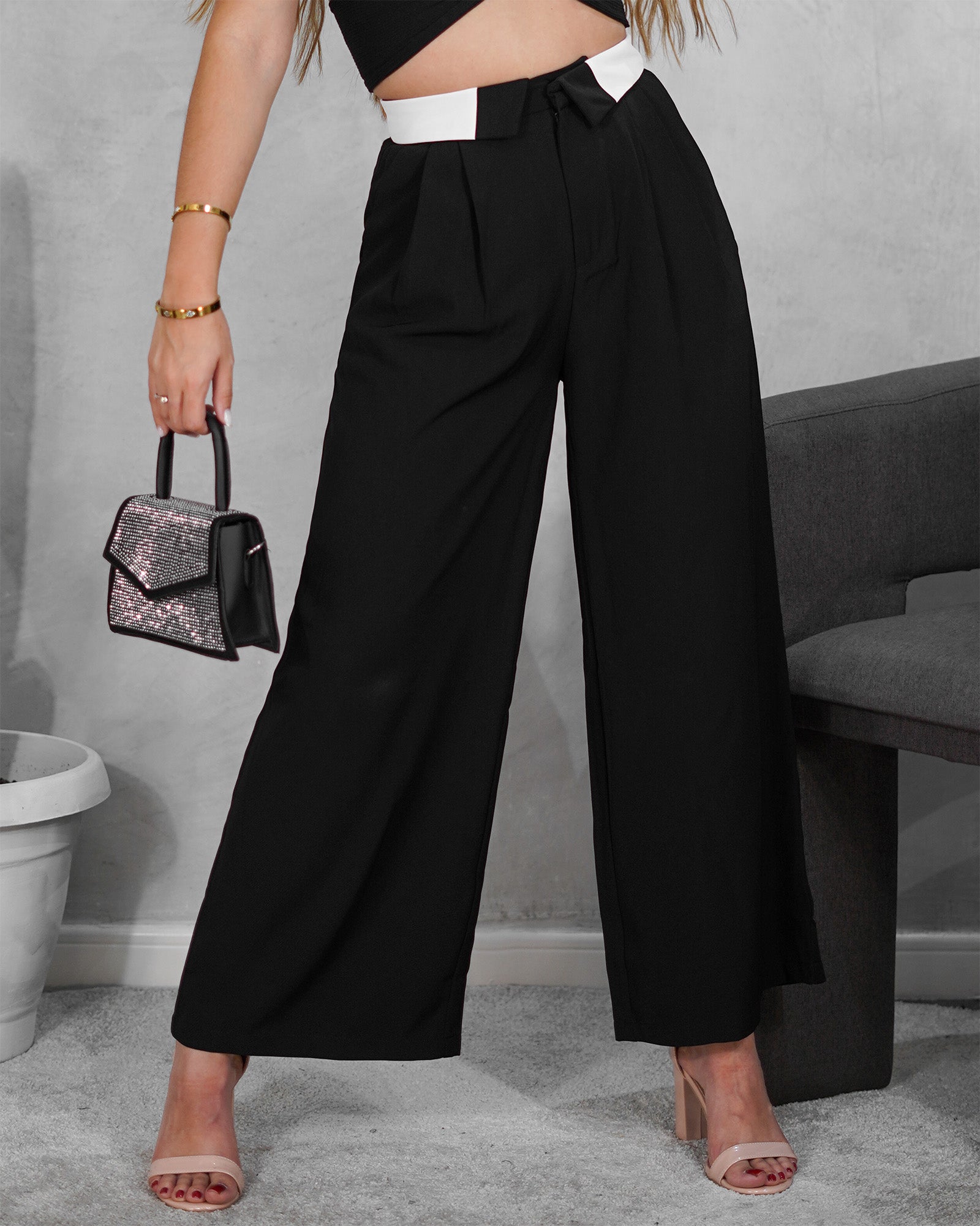 Pantalón con solapa blanca en la cintura