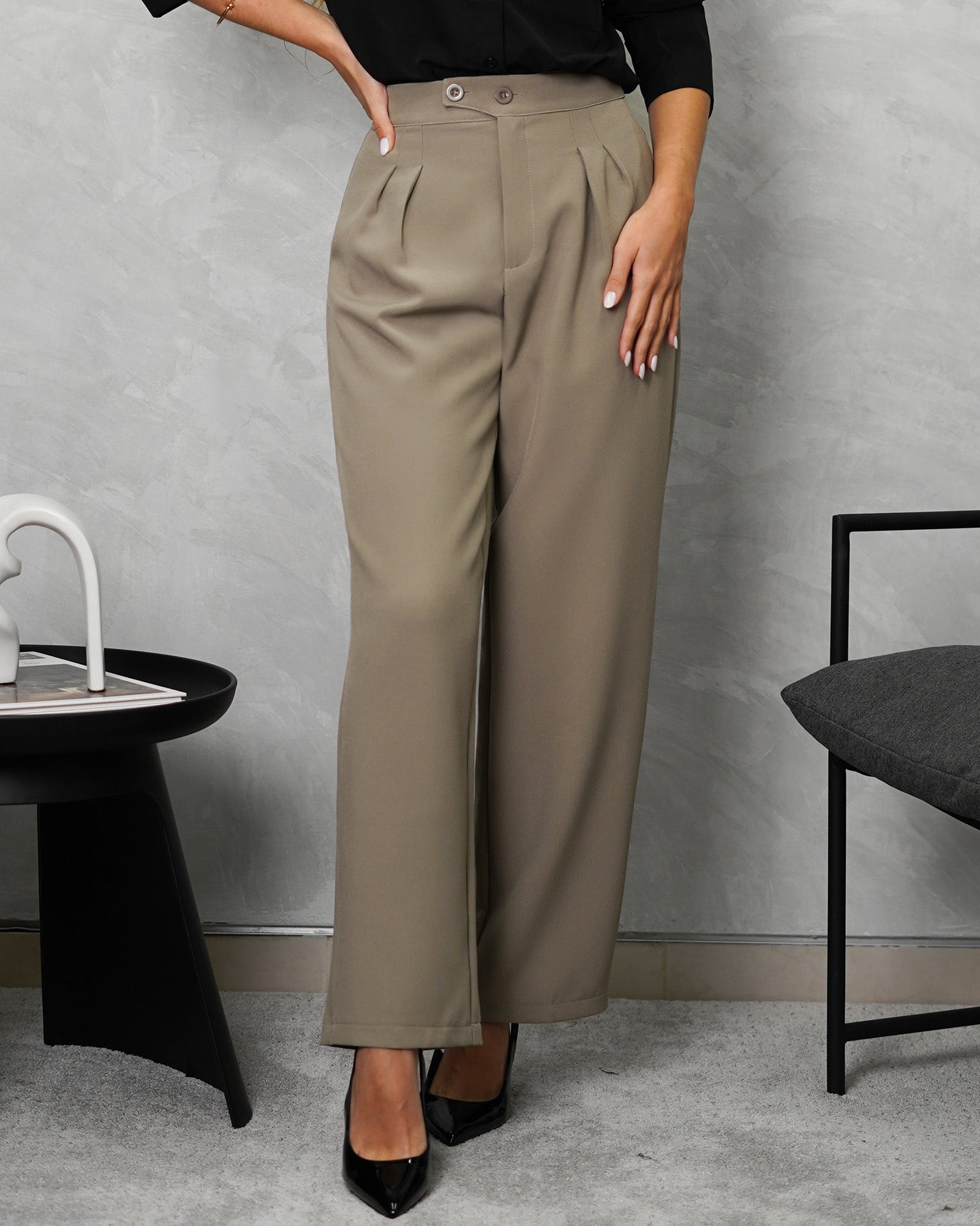 Pantalón recto de dos botones horizontales