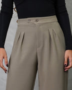Pantalón recto de dos botones horizontales