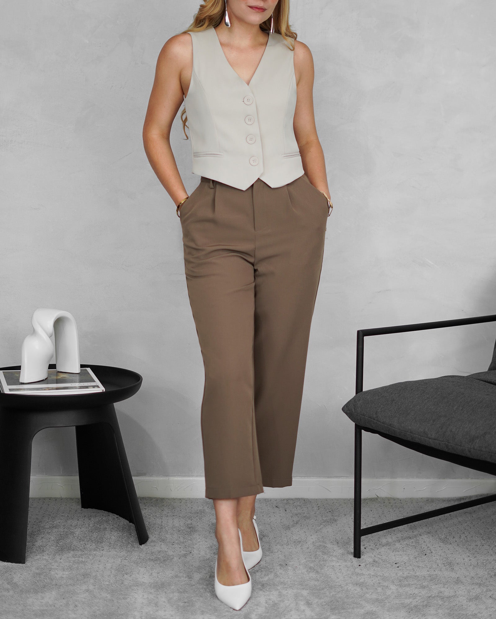 Pantalón recto de pinzas con botones beige