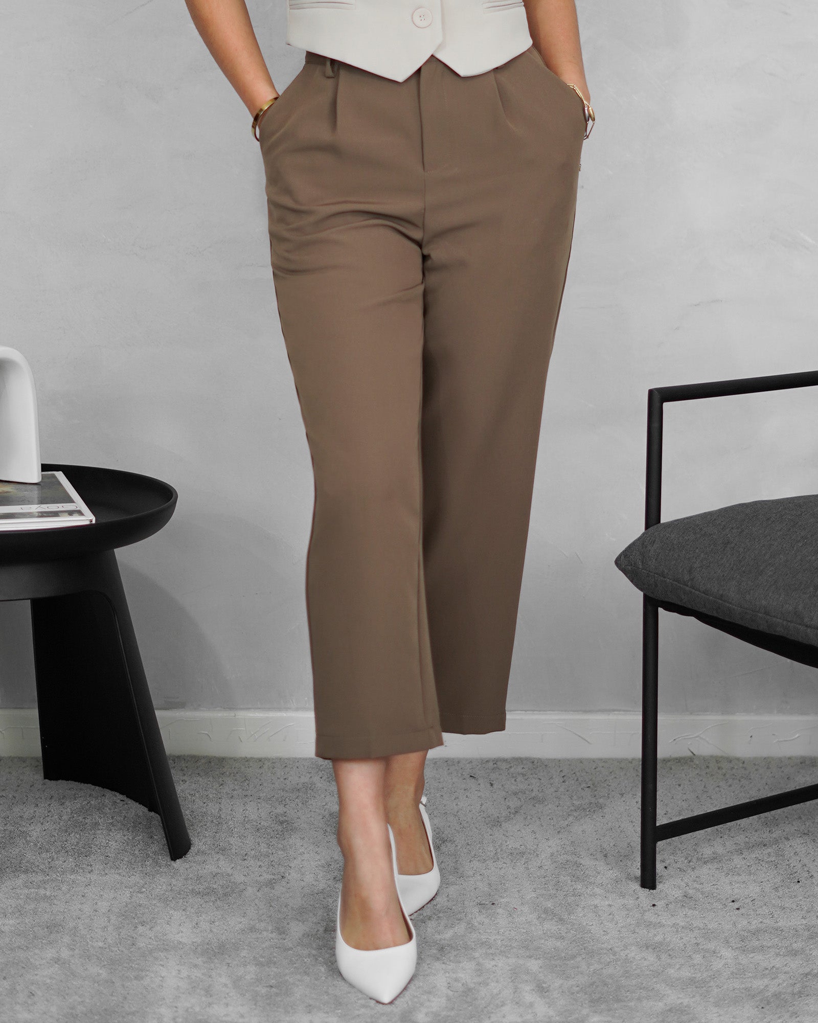 Pantalón recto de pinzas con botones beige