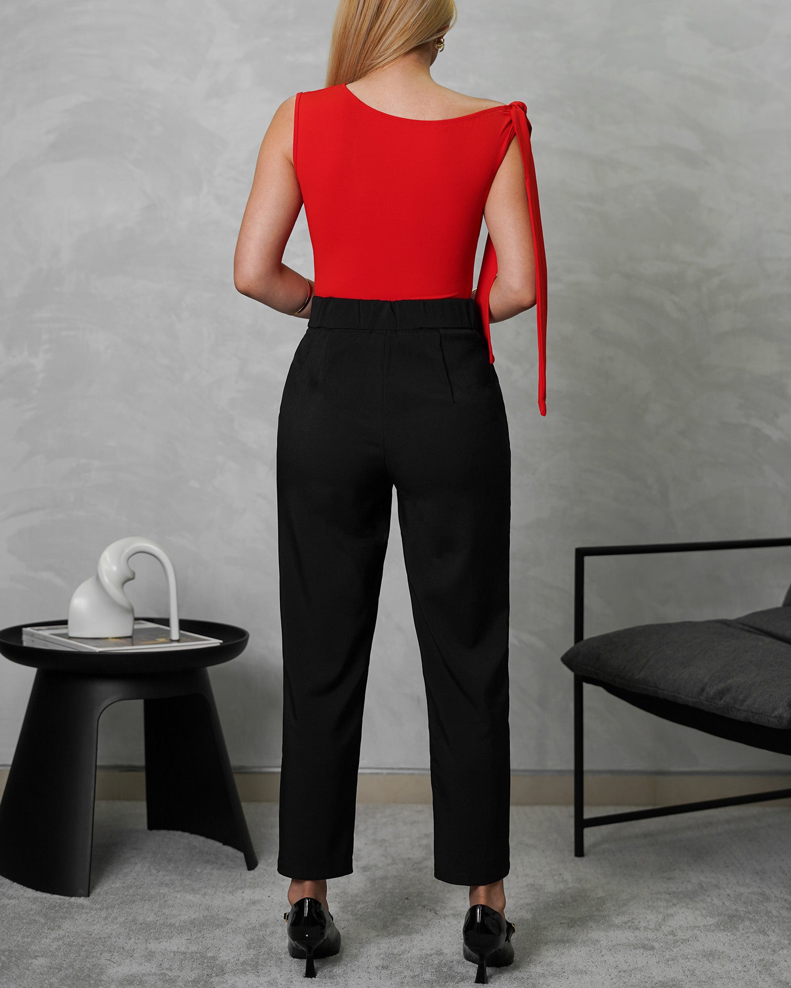 pantalón tubo con dos botones verticales