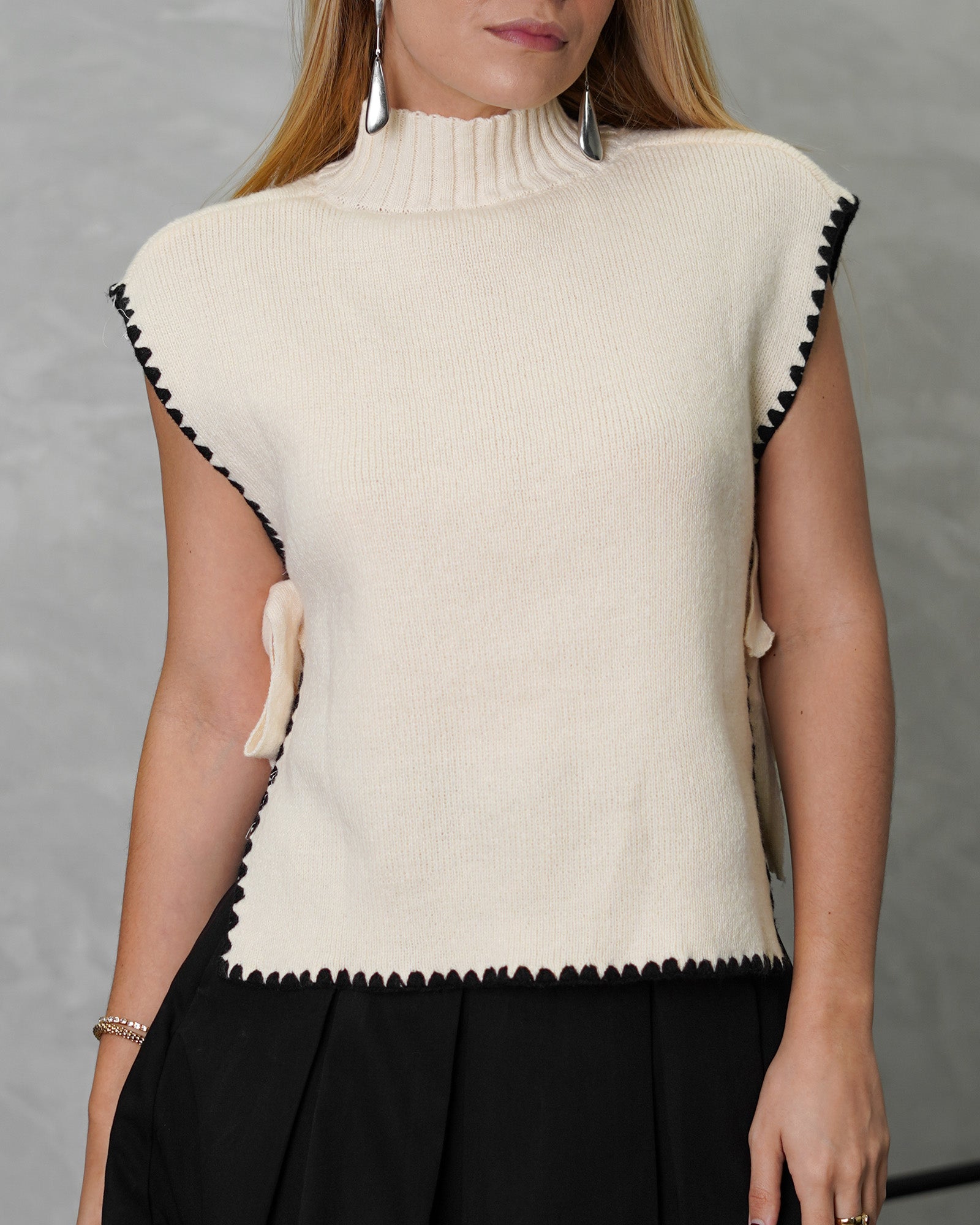 Pull Over bordes negros y lazos