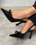 Stilettos altos patentes semicompletos con lazo grueso adelante