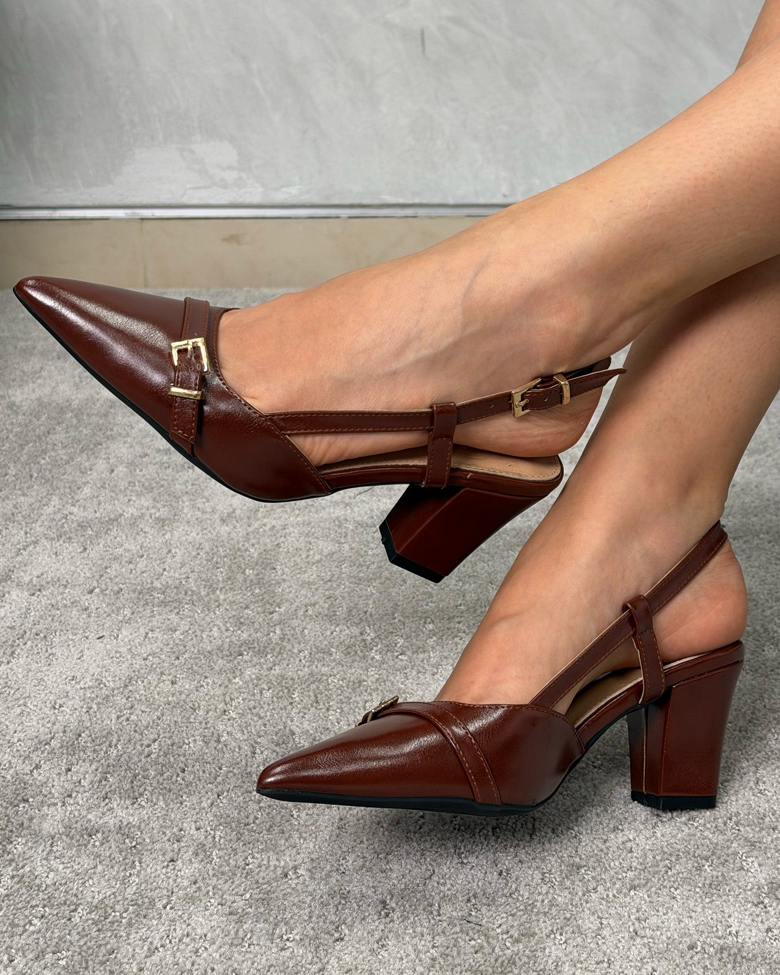 Stilettos bajos de gancho adelante y tacón cuadrado ancho