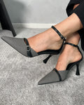 Stilettos con textura y gancho adelante