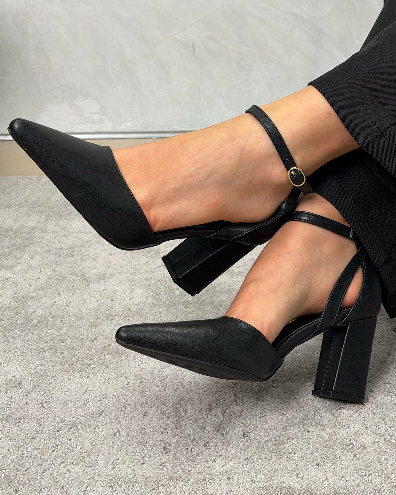 Stilettos mate tacón grueso alto con tira al tobillo