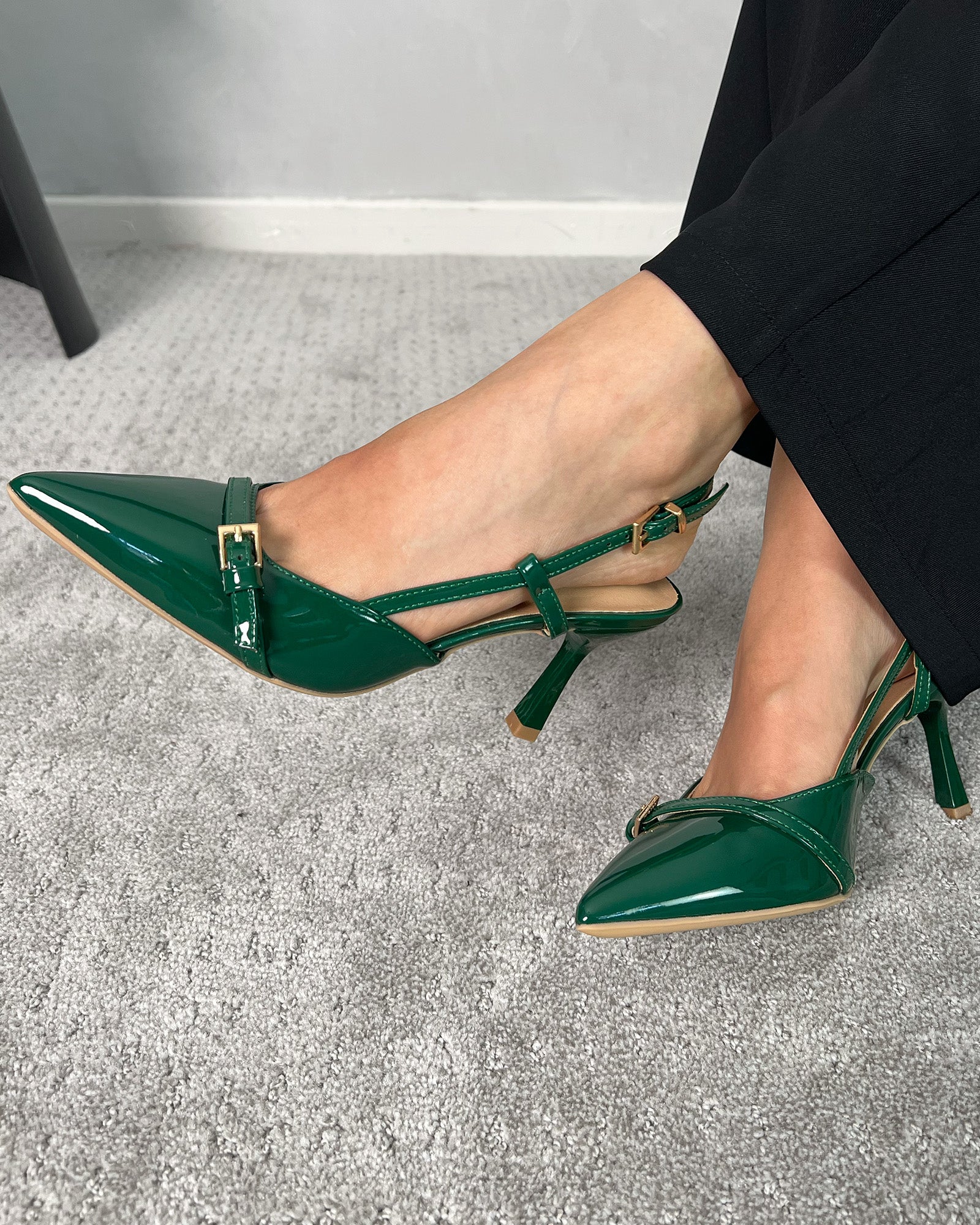 Stilettos patentes medianos con tira y gancho adelante