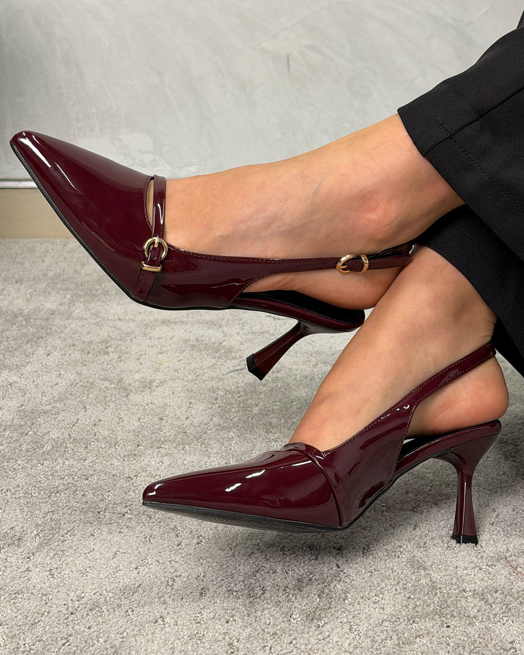 Stilettos patentes semicompletos de tira adelante con hebilla dorada