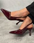 Stilettos patentes semicompletos de tira adelante con hebilla dorada