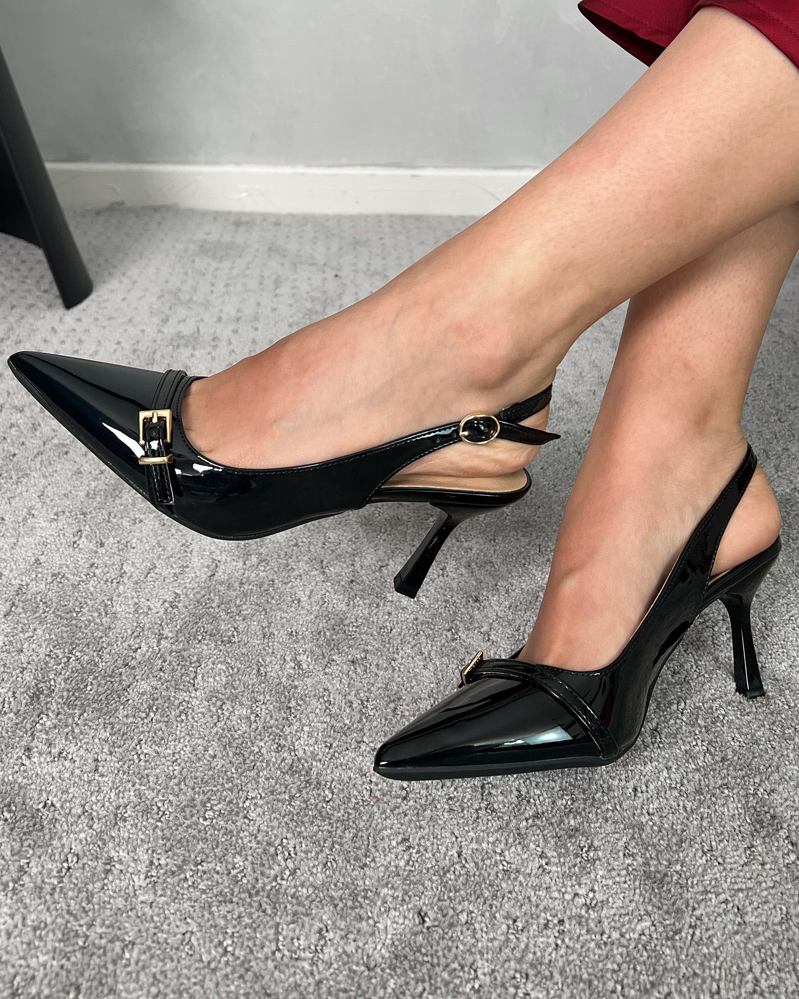 Stilettos patentes semicompletos con gancho adelante y atrás