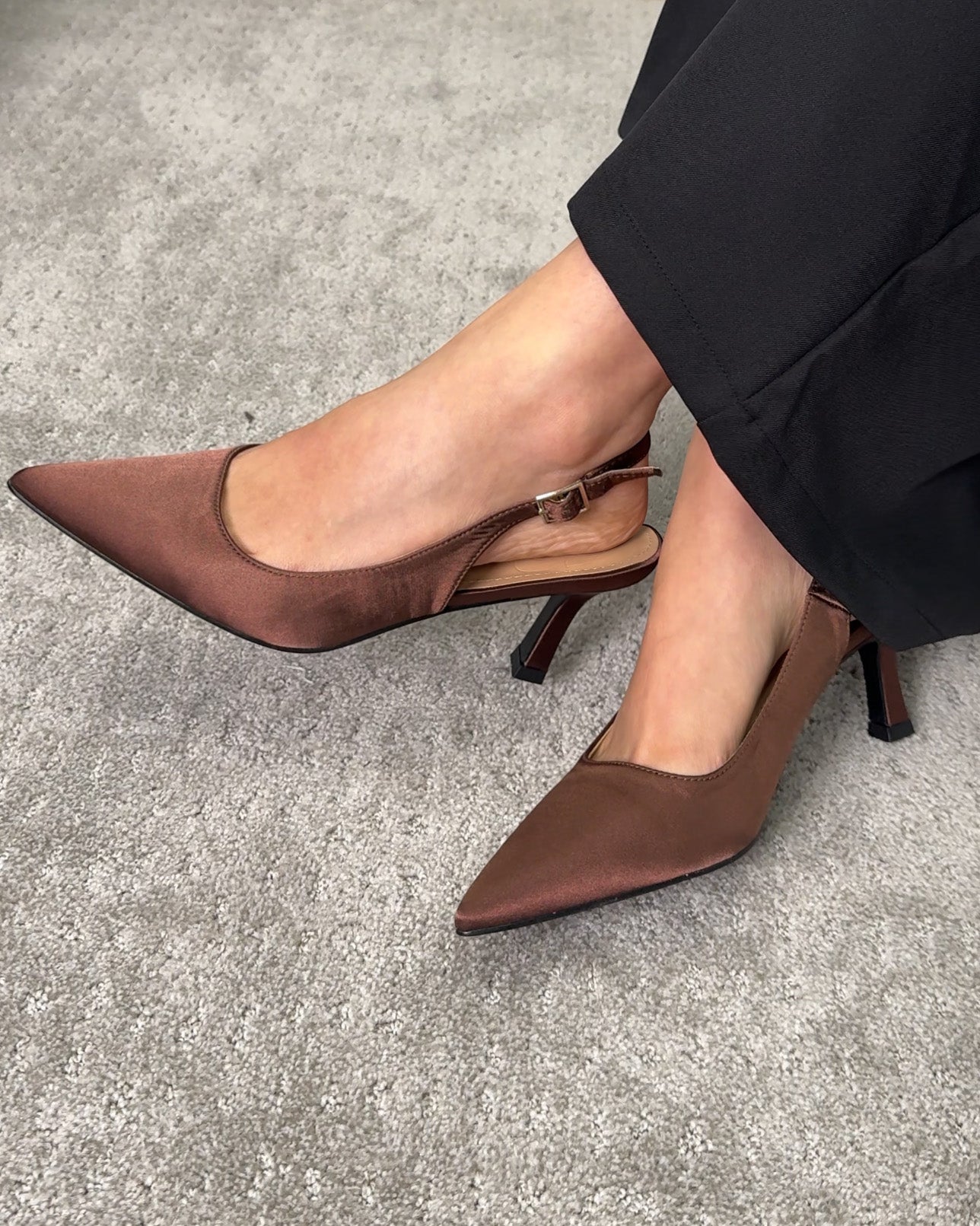 Stilettos semicompletos de gamuza