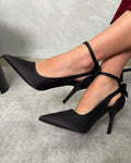 Stilettos semicompletos altos de gamuza con lazo posterior