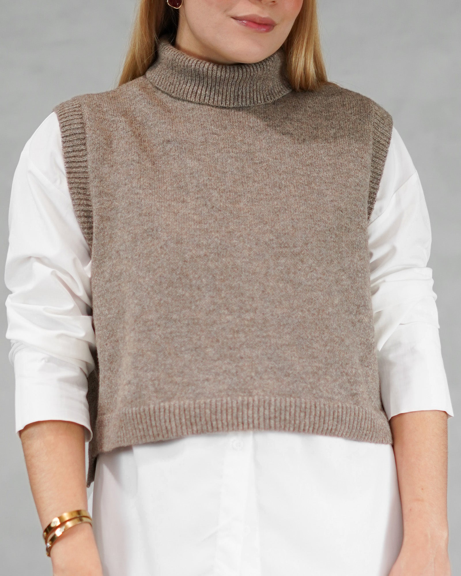 Sweater cuello alto sin mangas Beige