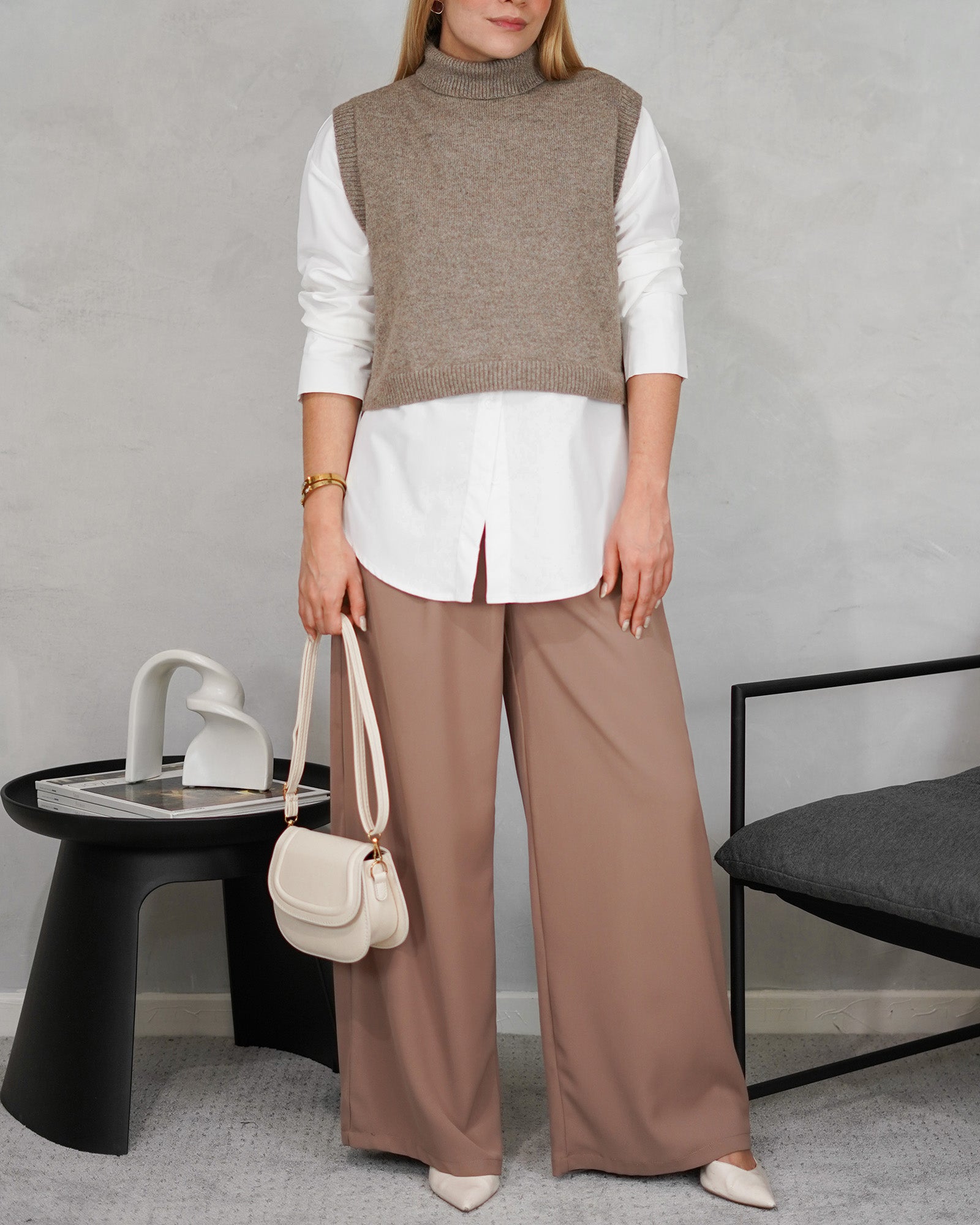 Sweater cuello alto sin mangas Beige