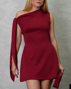 Vestido corto con tira colgante en el hombro