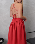 Vestido de espalda escotada con parte baja ancha