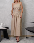 Vestido de espalda escotada con parte baja ancha