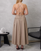 Vestido de espalda escotada con parte baja ancha