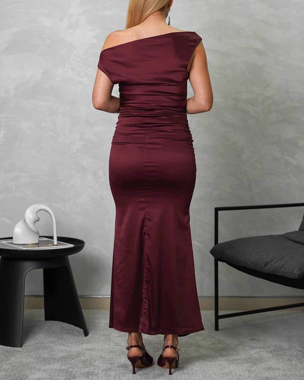 Vestido de mangas asimétricas