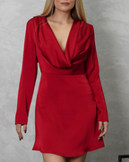 Vestido de seda corto manga larga cuello bobo