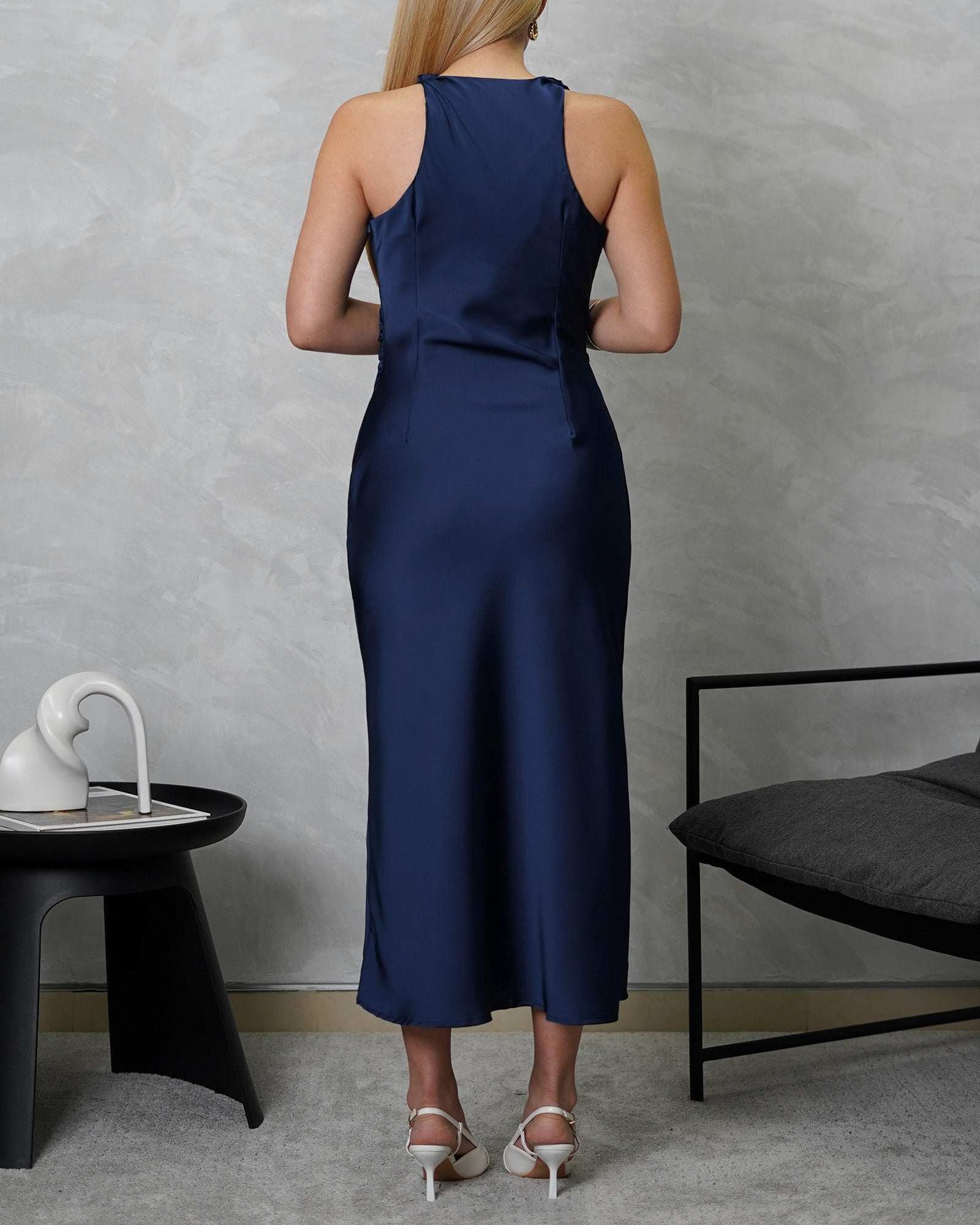 Vestido de seda pegado en la cintura