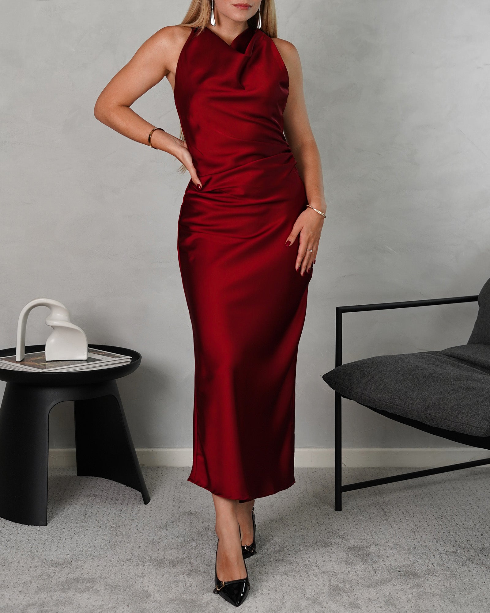 Vestido de seda pegado en la cintura