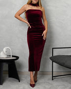 Vestido de terciopelo strapless con detalle de tira al cuello