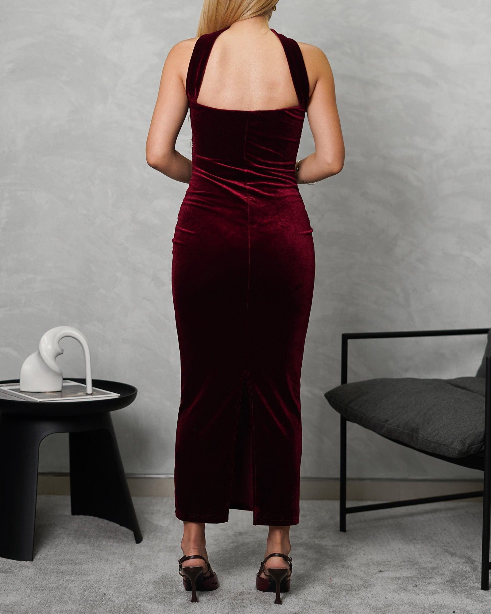 Vestido de terciopelo strapless con detalle de tira al cuello