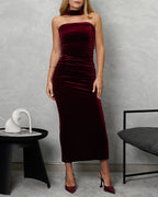 Vestido de terciopelo strapless con detalle de tira al cuello