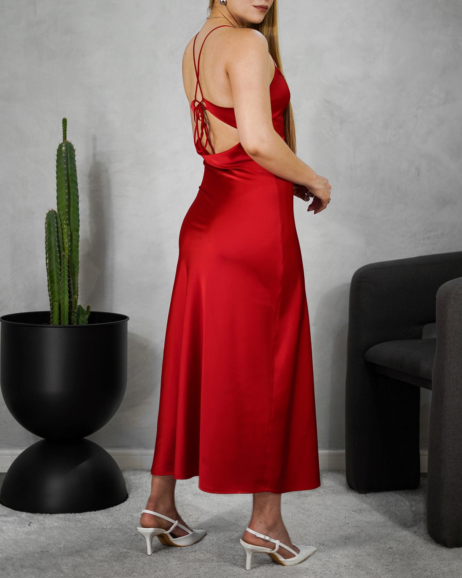 Vestido largo con tiras entrelazadas en espalda