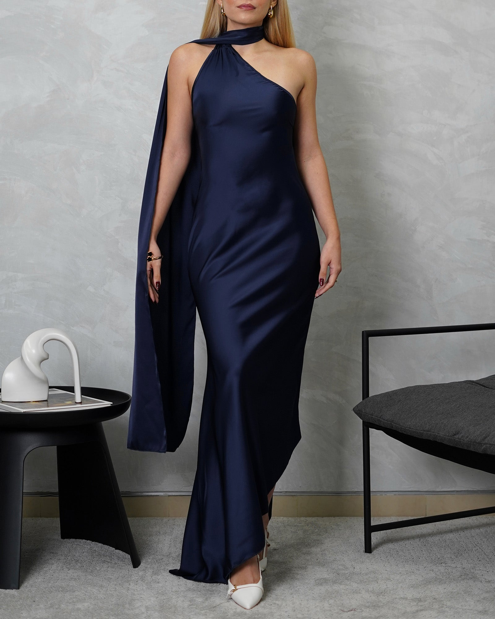 Vestido largo de seda con tira larga en el cuello