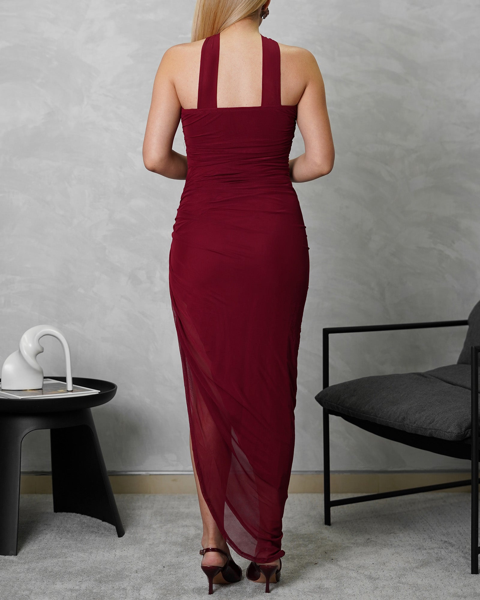 Vestido strapless largo arruchado con tira al cuello